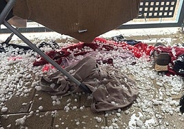 El pedrisco de la granizada en una terraza de León.