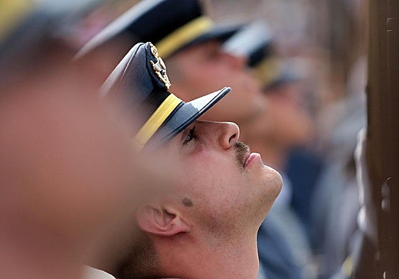 Uno de los nuevos sargentos en la entrega de despachos de la ABA.