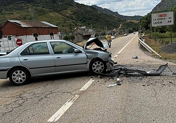 Dos heridos tras una colisión frontal de dos vehículos en Villamanín