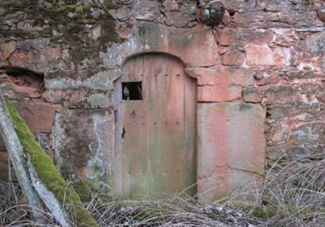 Puerta perteneciente a los restos de la Casa señorial de Veguellina de Cepeda.