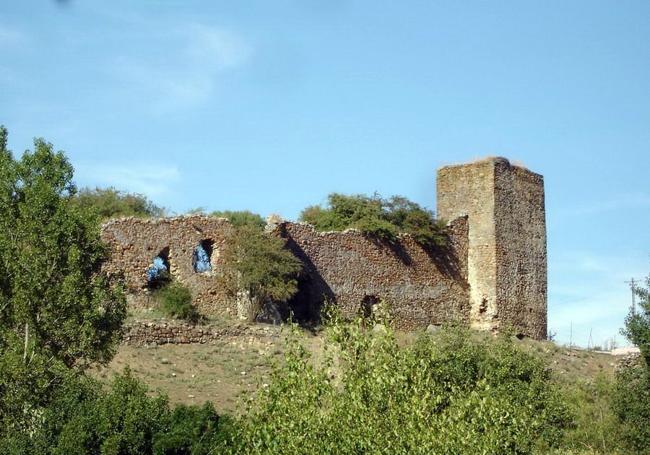 Parte de la torre y de lso restos del Castillo de Benal.