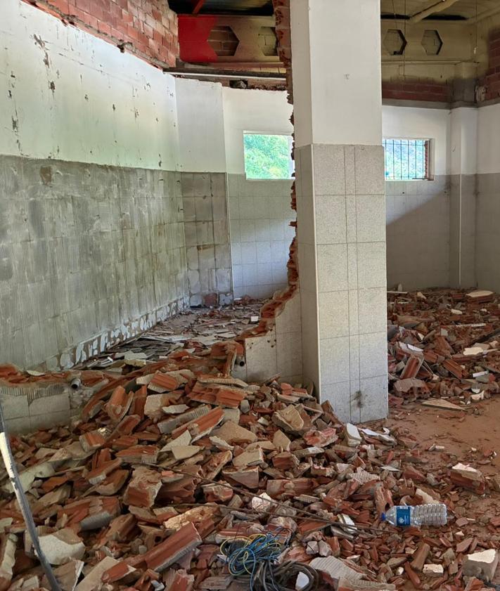 Imagen secundaria 2 - Inicio de las obras en las antiguas instalaciones deportivas del CD Hullera en Ciñera.
