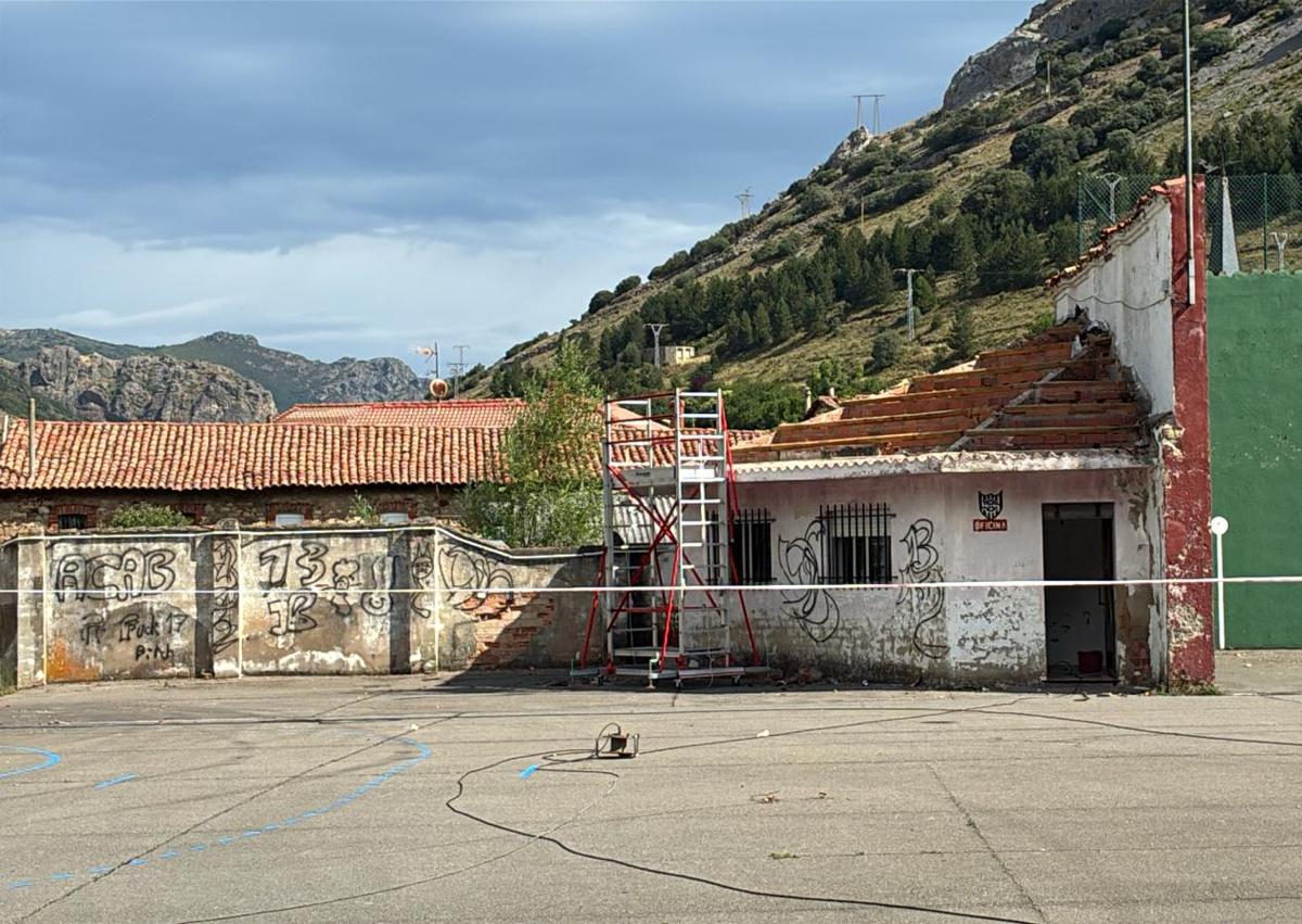 Imagen secundaria 1 - Inicio de las obras en las antiguas instalaciones deportivas del CD Hullera en Ciñera.