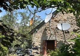 Una casa en Villargusán con hasta tres antenas parabólicas.