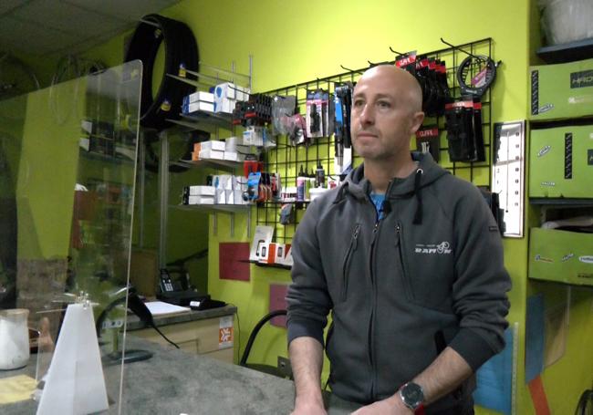 Ramón en su tienda de bicicletas.