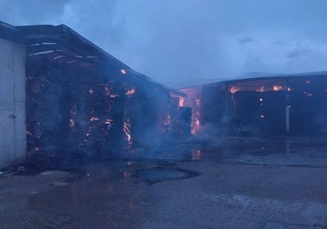 Calcinada una nave de paja en un grave incendio en Sahelices del Payuelo