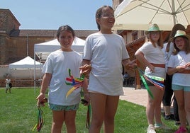 Unas niñas durante la inauguración de la sede de la Fundación Renacimiento Rural Leonés