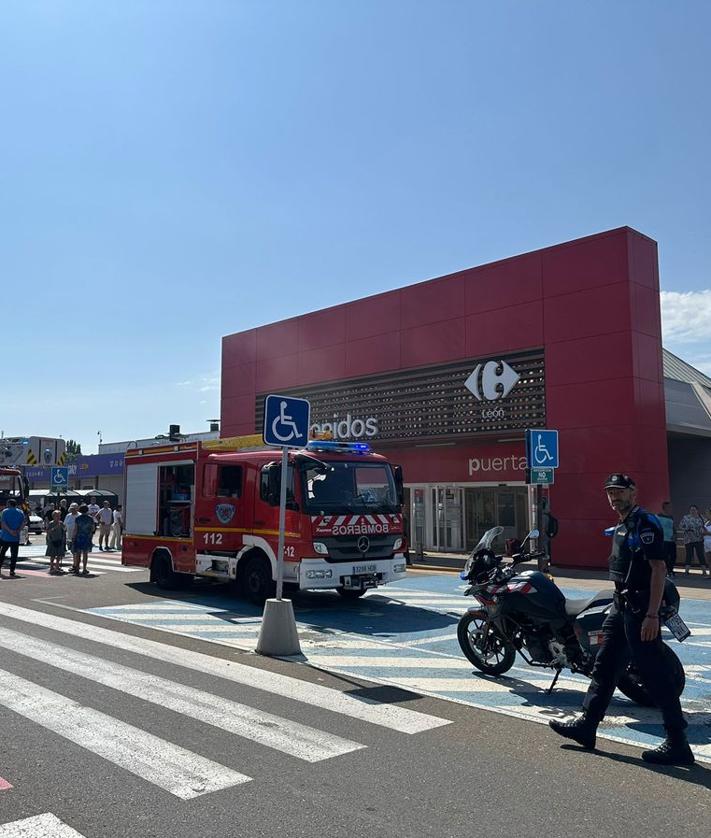 Imagen secundaria 2 - Incendio en el Carrefour.