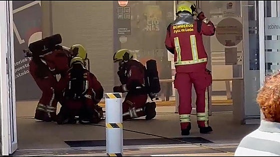 El incendio de una freidora eléctrica llena de humo el Carrefour de León y obliga a desalojar