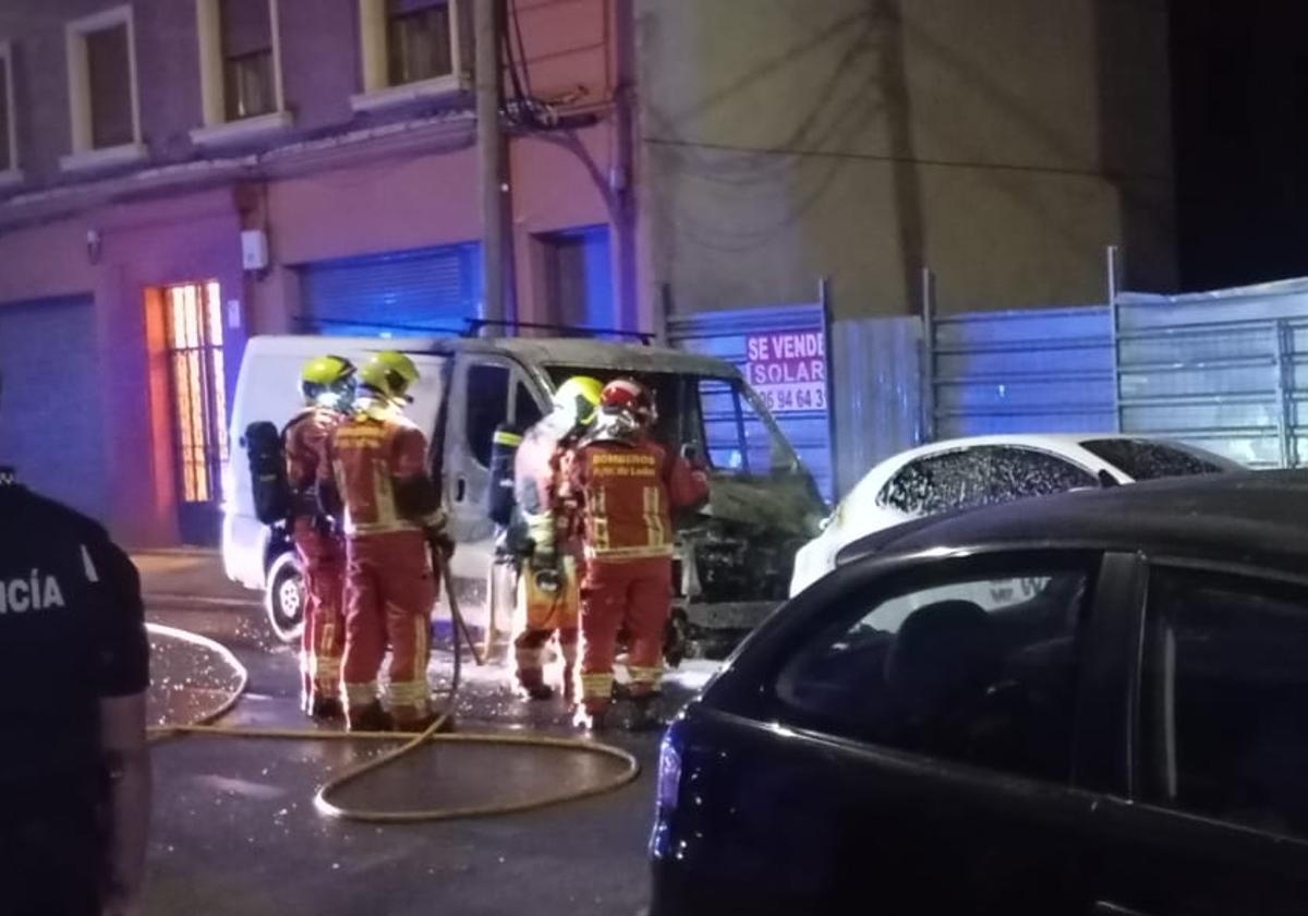 Incendio de una furgoneta en el centro de León.