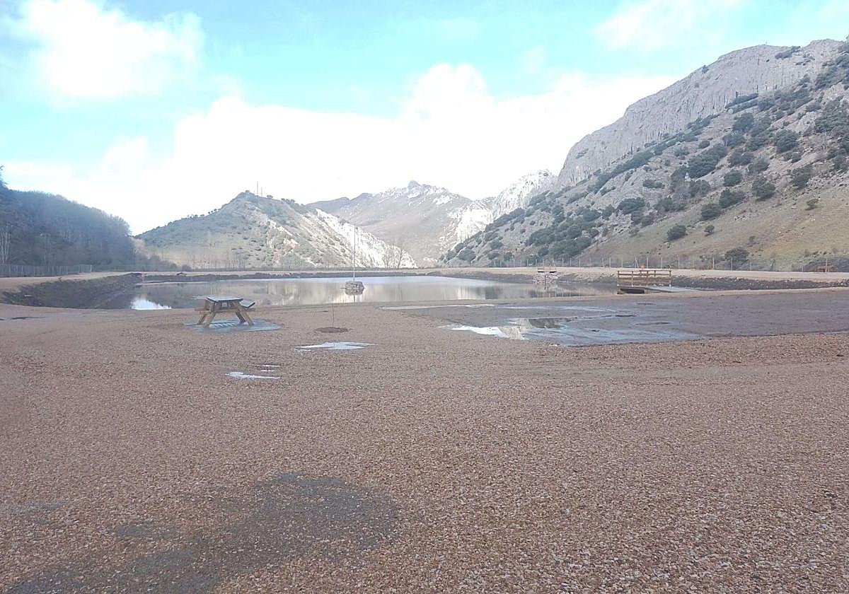 Las balsas de decantación de una explotación minera en Santa Lucía de Gordón.