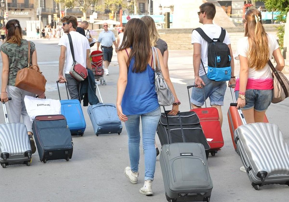 Gente yéndose de viaje.