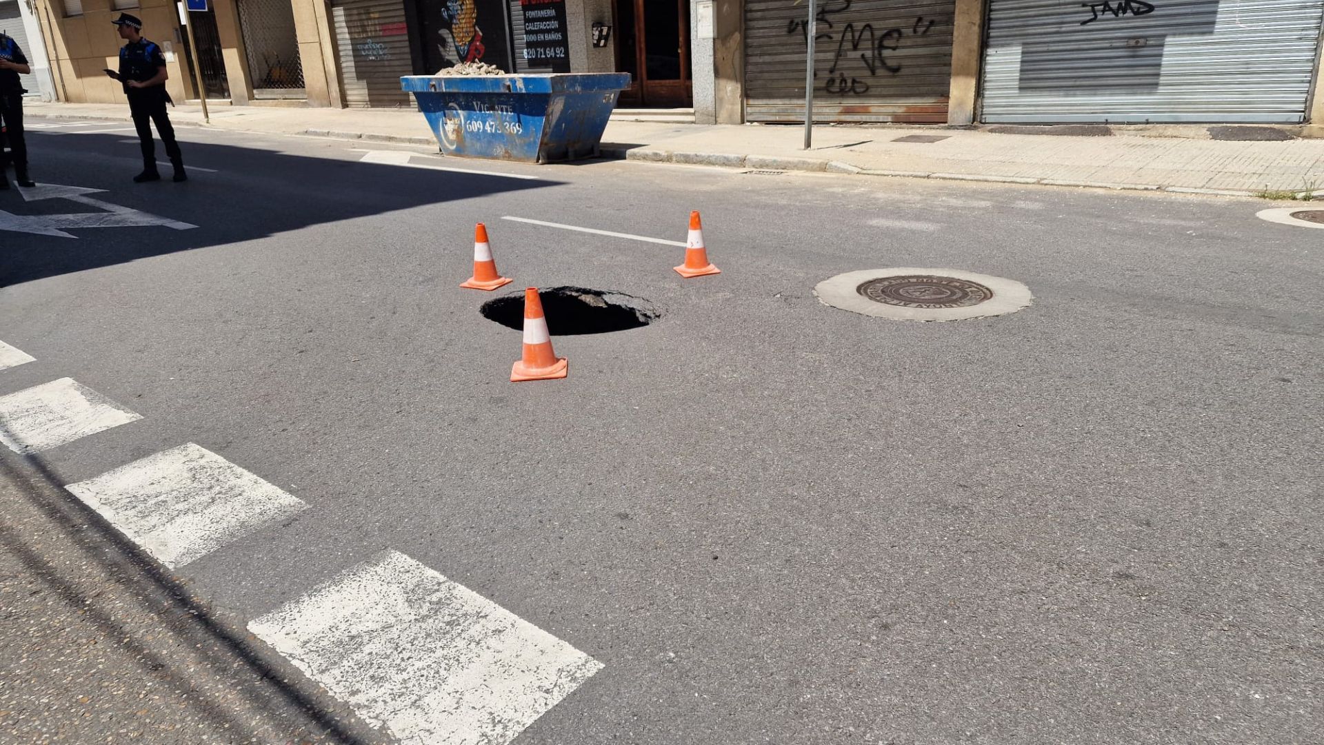 Imagen secundaria 2 - Boquete en la calzada en Miguel Zaera.
