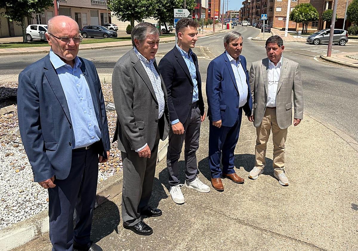 El consejero de Movilidad y Transformación Digital, José Luis Sanz Merino, visitó la localidad de Valencia de Don Juan.