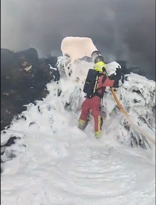 Las imágenes del incendio en una nave del polígono de Onzonilla