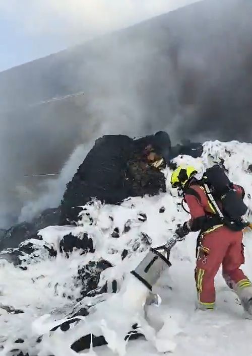 Las imágenes del incendio en una nave del polígono de Onzonilla
