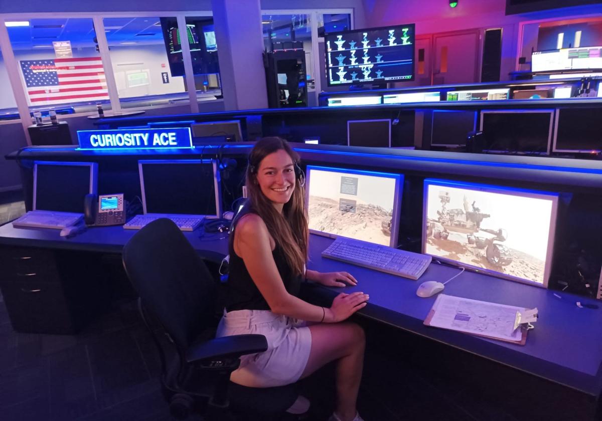 La ingeniera aeroespacial, Laura Llamazares, en una de sus visitas al Mars Research Desert Station.