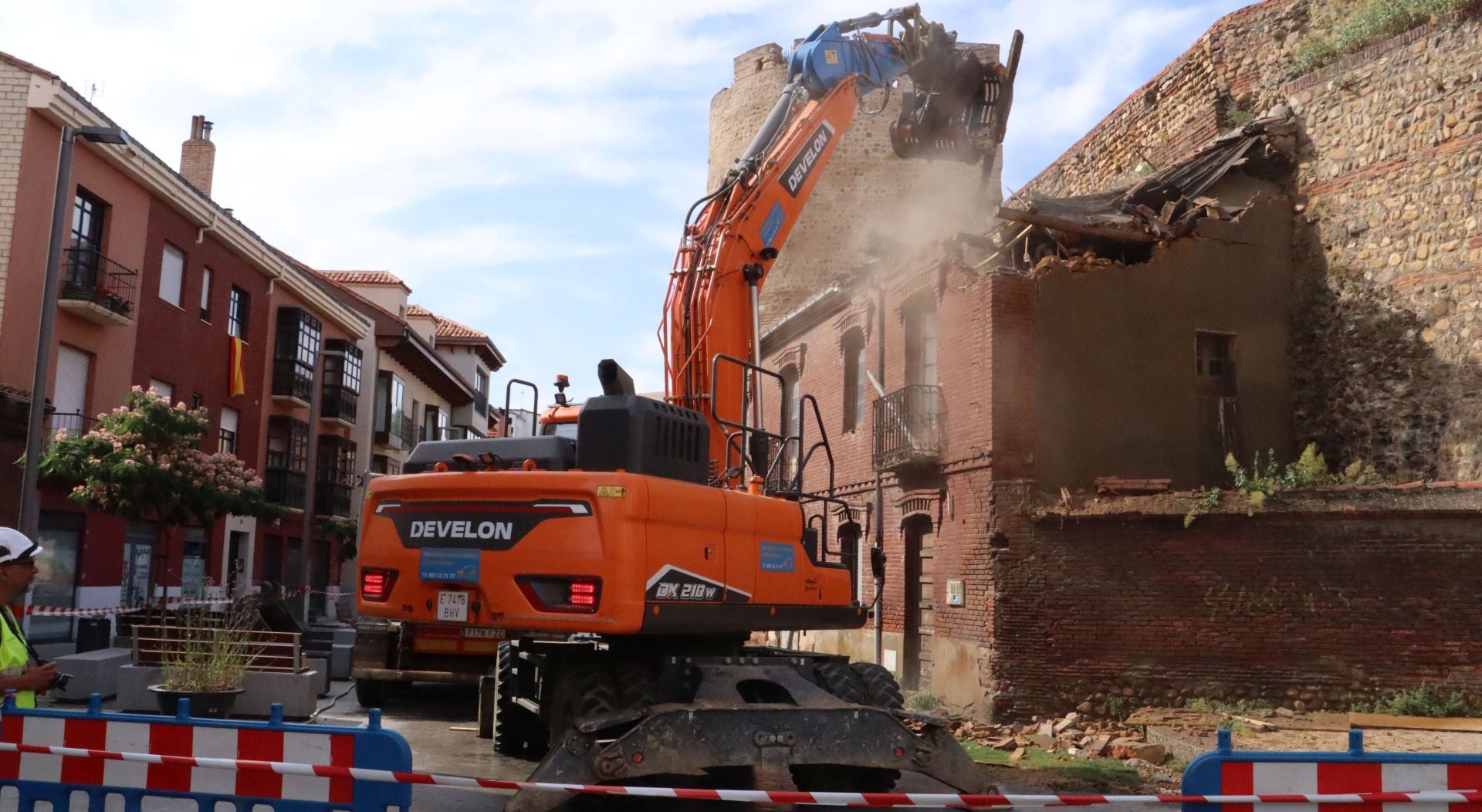 Derribo de una casa adosada a la muralla de León en Los Cubos