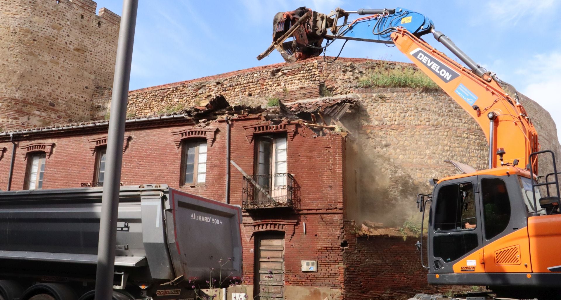 Derribo de una casa adosada a la muralla de León en Los Cubos