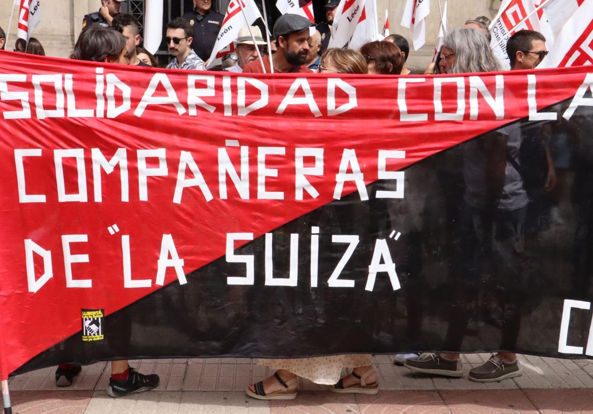 Pancarta que presidía esta concentración en defensa de 'Las seis de La Suiza'
