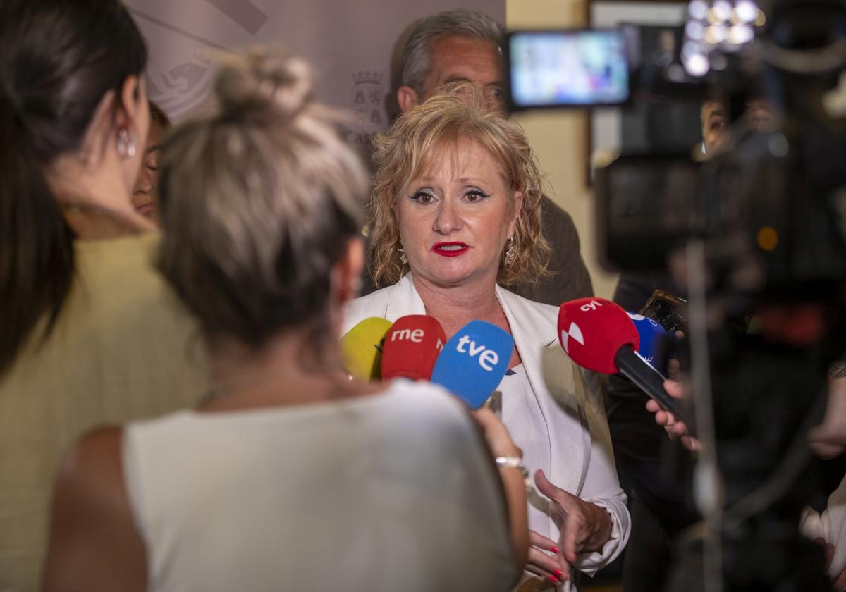 La consejera de Industria, Comercio y Empleo, Leticia García, inaugura la jornada informativa de apoyo al relevo generacional y el autoempleo.
