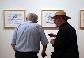 Antonio Gamoneda y el comisario de la exposición, Víctor M. Díez.