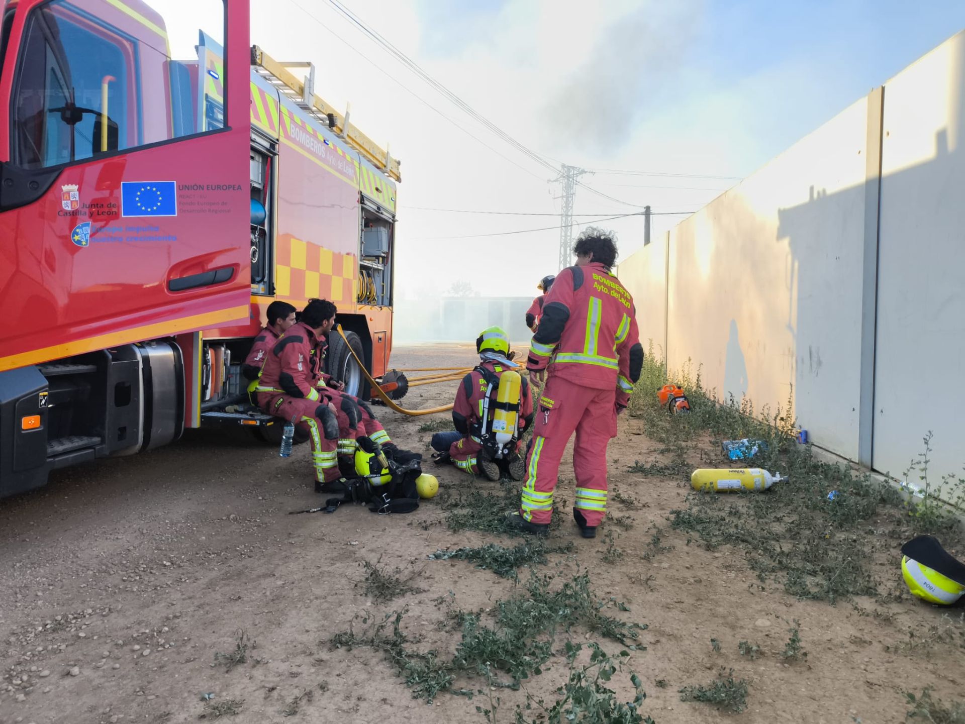 Las imágenes del incendio en una nave del polígono de Onzonilla