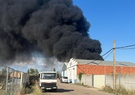 Vista de la columna de humo desde el Hospital de León.