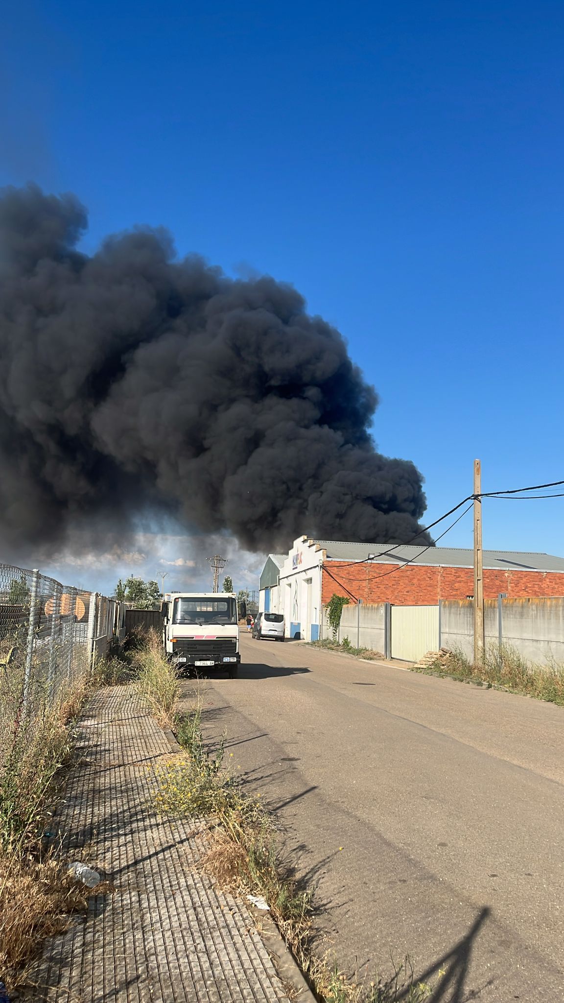 Las imágenes del incendio en una nave del polígono de Onzonilla