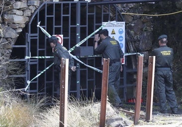 Agentes de la Guardia Civil en la primera inspección de la mina de Cerredo.
