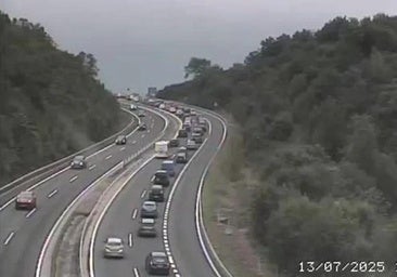 Una gran retención atrasa el regreso de los leoneses en la autopista del Huerna
