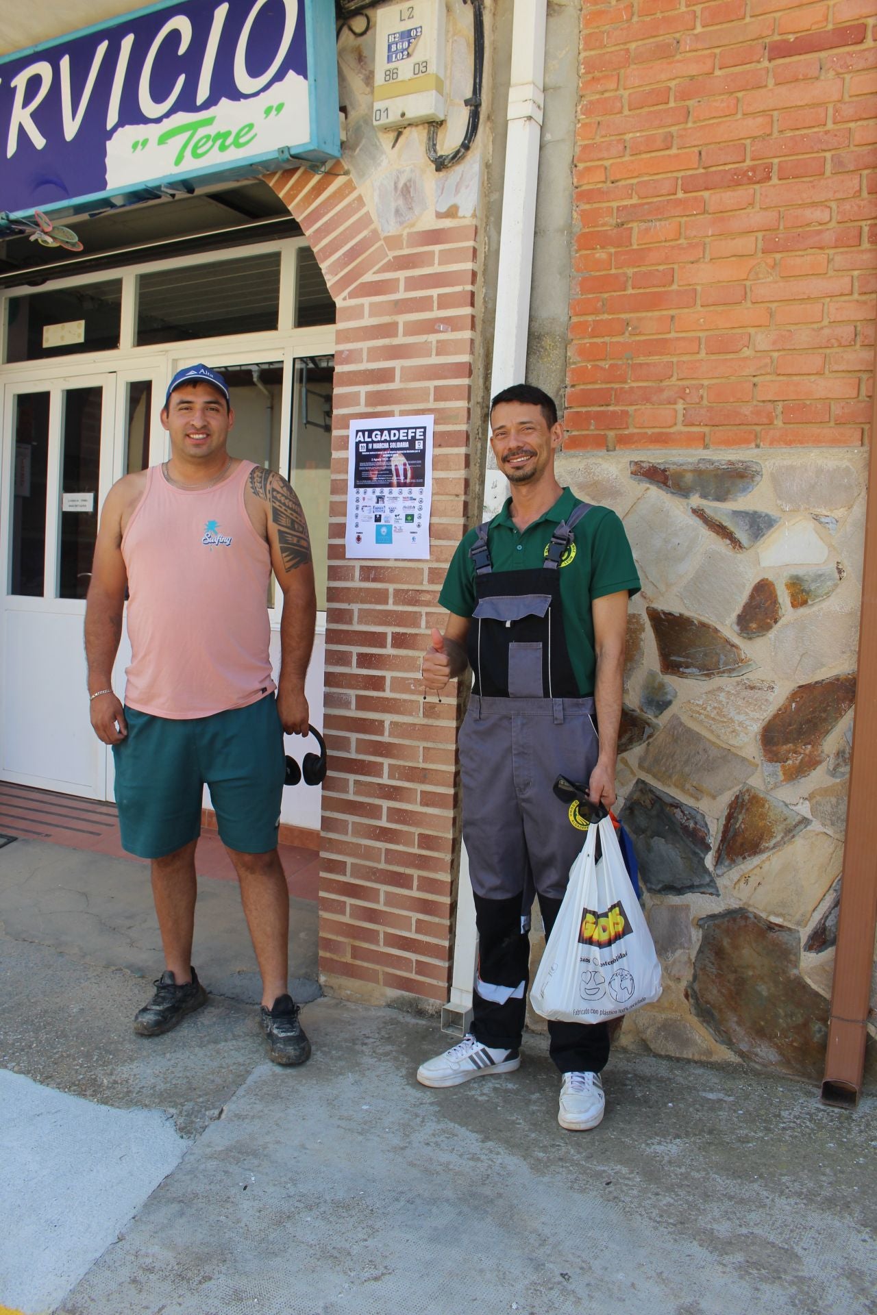 David y Jackson Hernández, antes de ir a sus casas en Algadefe.