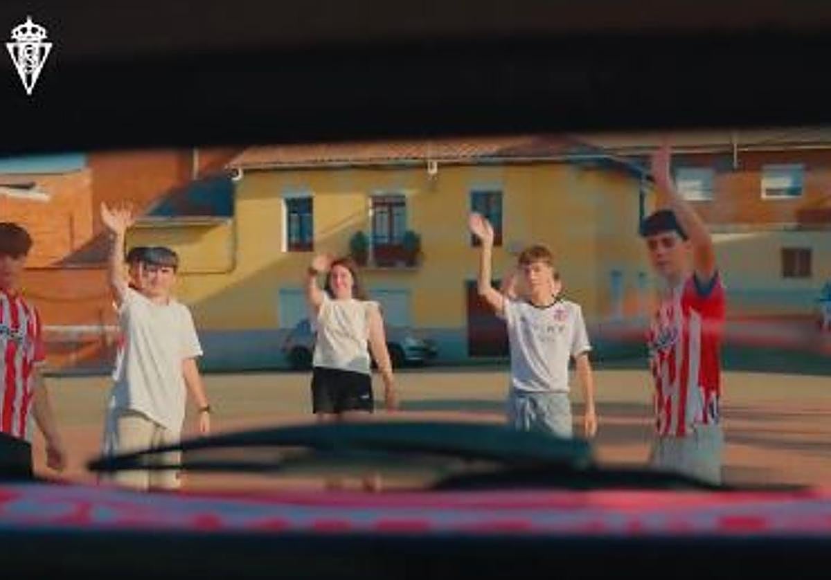 La camiseta de la Cultural aparece en la campaña de socios del Sporting.