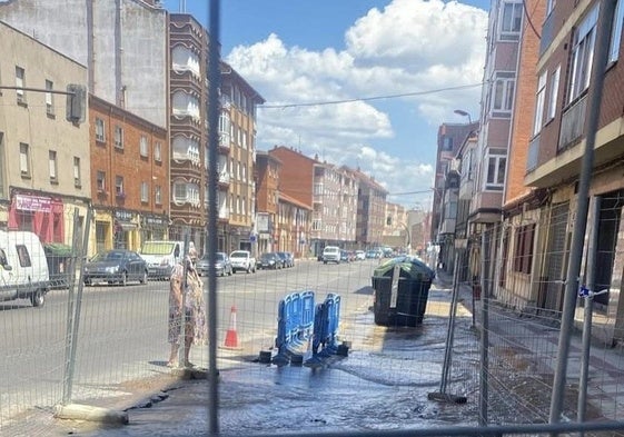 Imagen de la avenida Párroco Pablo Díez afectada por el reventón.