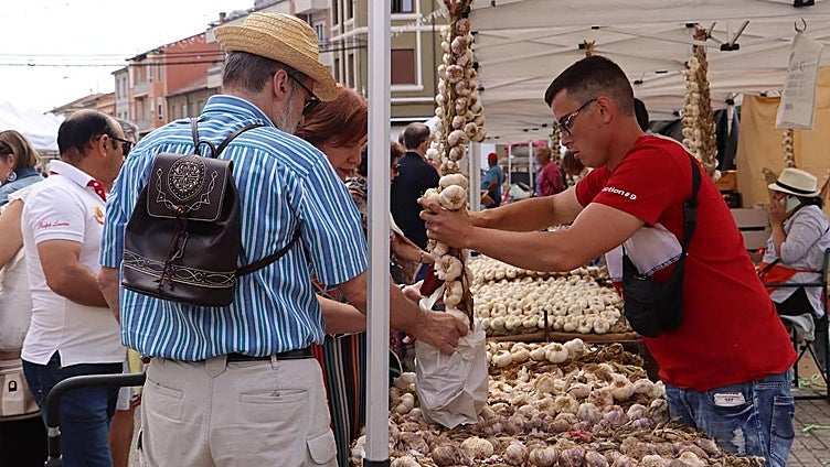 La Feria del Ajo de Veguellina reúne a 150 expositores
