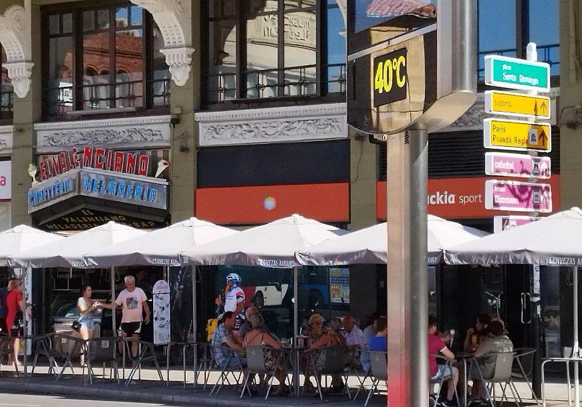 Leoneses refrescándose en las terrazas de la capital.