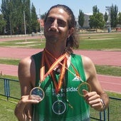 Dani Pérez posa con las tres medallas logradas en los campeonatos de España absolutos de atletismo adaptado.