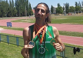 Dani Pérez posa con las tres medallas logradas en los campeonatos de España absolutos de atletismo adaptado.
