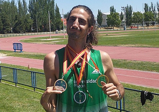 Dani Pérez posa con las tres medallas logradas en los campeonatos de España absolutos de atletismo adaptado.