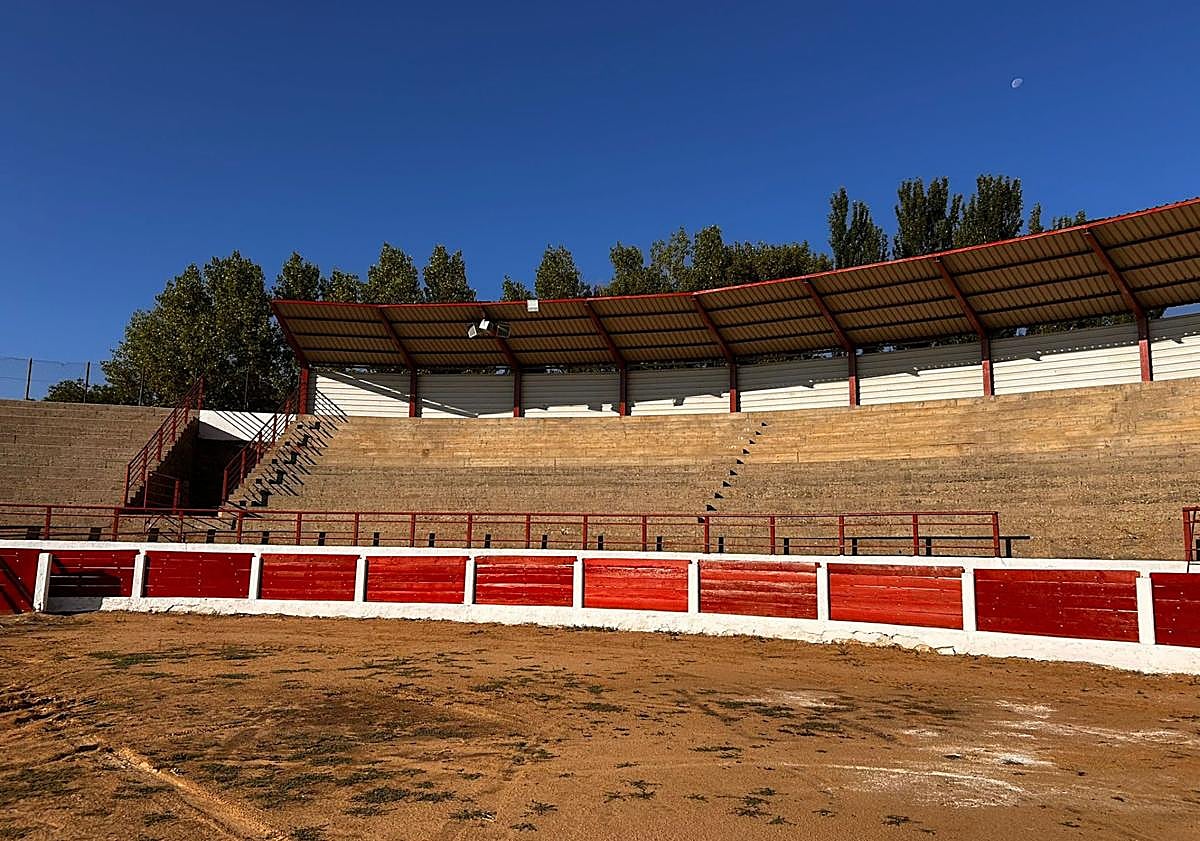 Imagen principal - La plaza de toros de Astorga lista para acoger «la fiesta más culta del mundo»