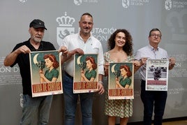 El diputado de Cultura, Arte y Patrimonio, Emilio Martínez, presenta el festival Luna de Cortos. Junto a él, el director del certamen, Balbino Ferrero (i); la presentadora, Rosario Granell (2d); y el coleccionista de proyectores Miguel Pérez 'Trébol'(d).