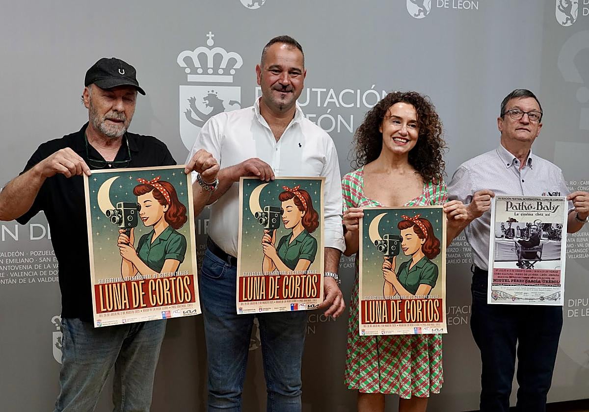 El diputado de Cultura, Arte y Patrimonio, Emilio Martínez, presenta el festival Luna de Cortos. Junto a él, el director del certamen, Balbino Ferrero (i); la presentadora, Rosario Granell (2d); y el coleccionista de proyectores Miguel Pérez 'Trébol'(d).