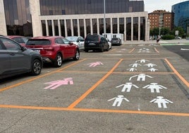 Aparcamiento pintado y reservado para mujeres en León.
