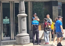 Pareja de agentes en la puerta del Ayuntamiento de León en la avenida de Ordoño II.