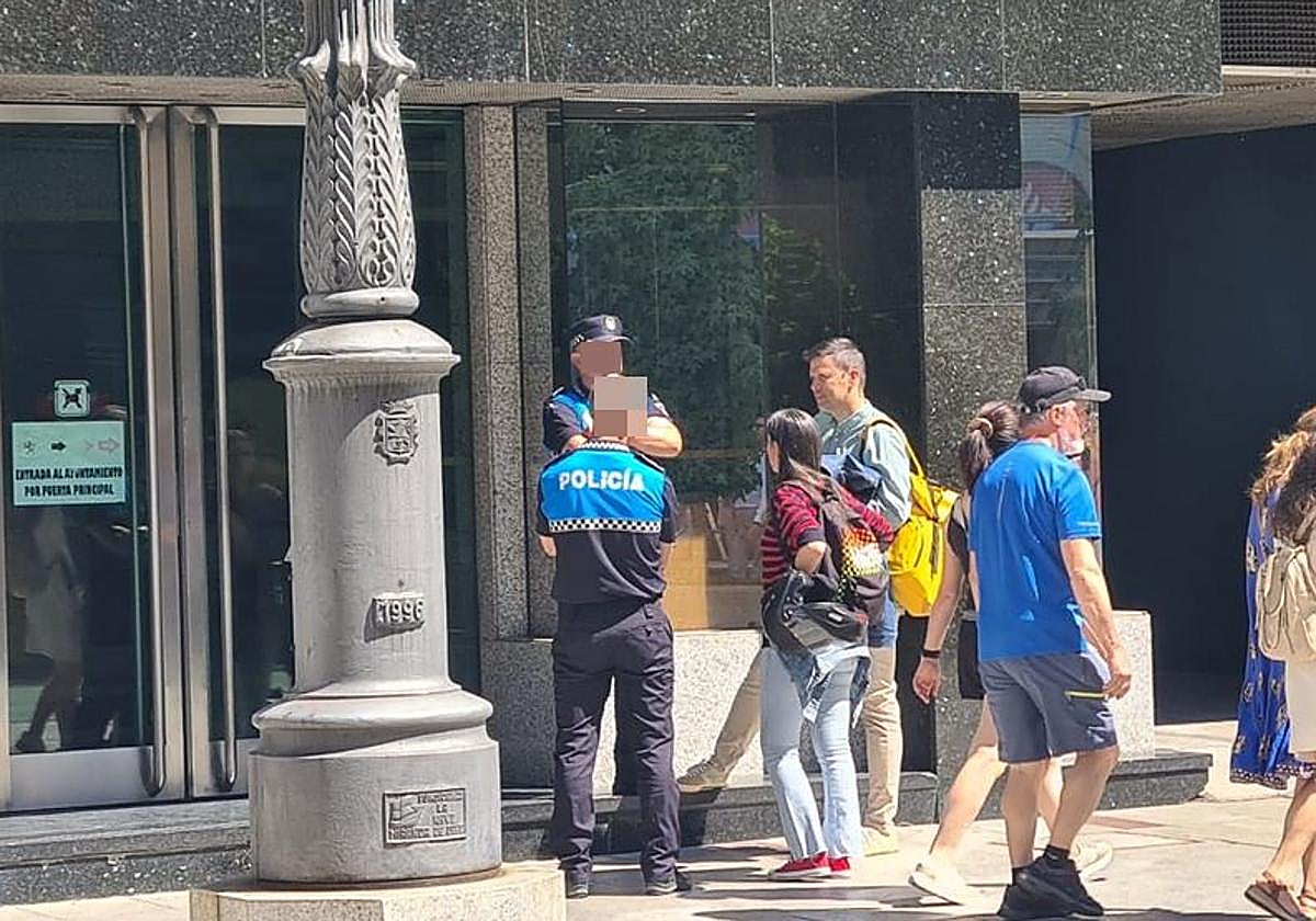 Pareja de agentes en la puerta del Ayuntamiento de León en la avenida de Ordoño II.