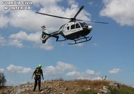 Evacuación de los dos senderistas en la montaña de León.