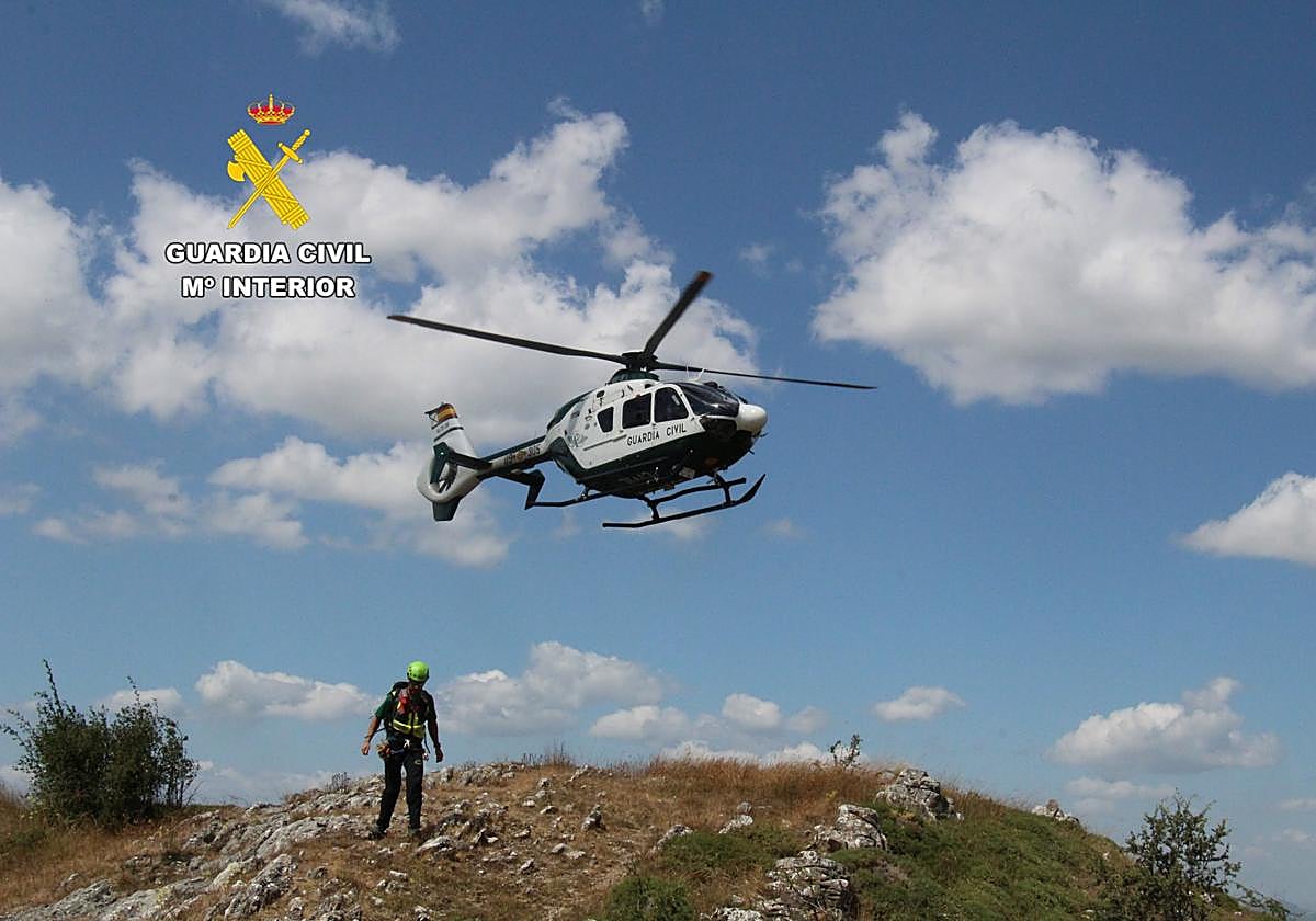 Evacuación de los dos senderistas en la montaña de León.