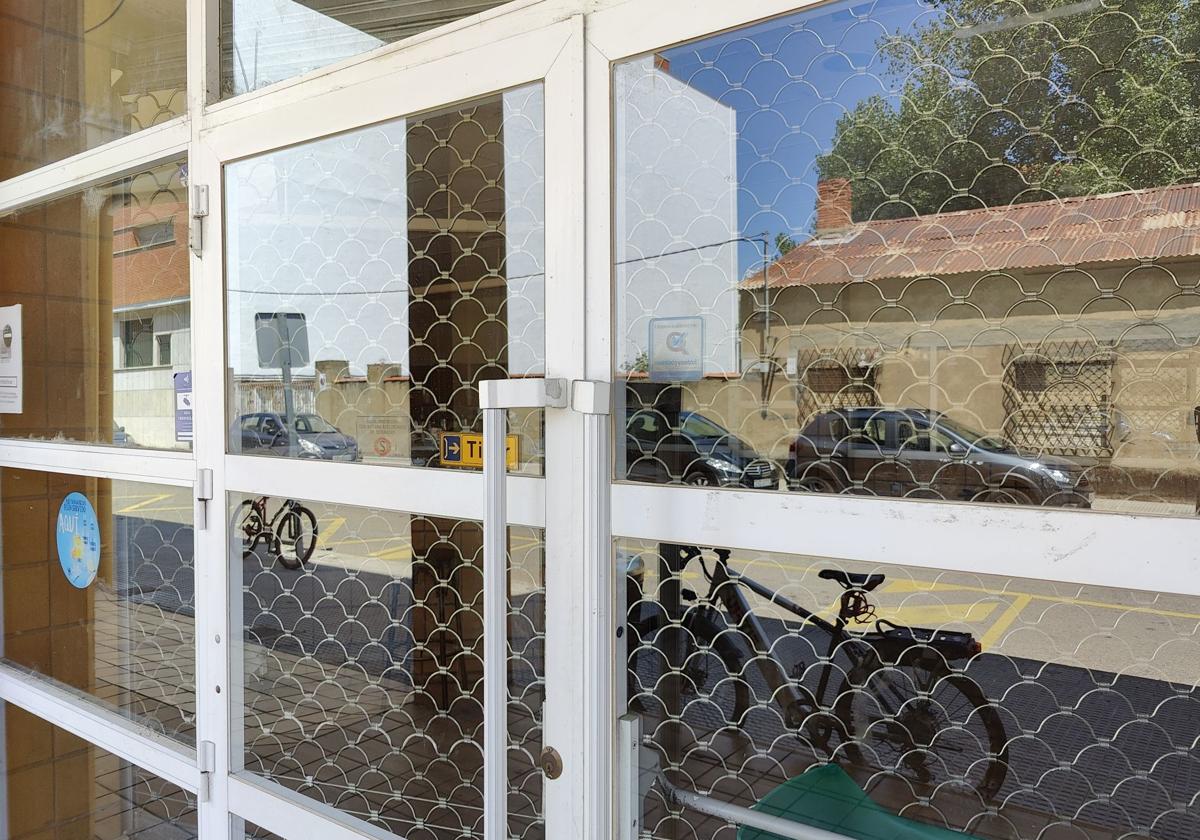 Las puertas del bar del polideportivo del Estadio Hispánico cerradas desde hace meses.