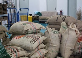 Los sacos de café esperan a ser tostados.