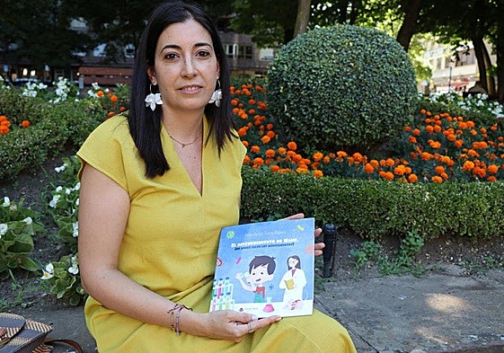 Pilar De la Torre con su libro 'El descubrimiento de Manu, ¿de dónde salen los medicamentos?'